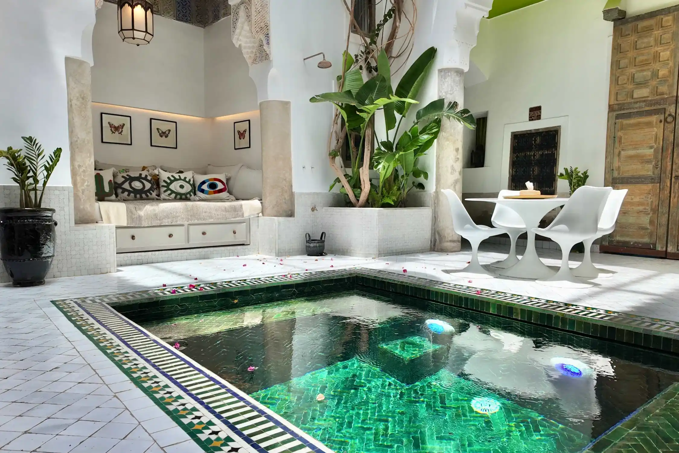 Gestion locative riad Marrakech avec patio traditionnel et bassin intérieur