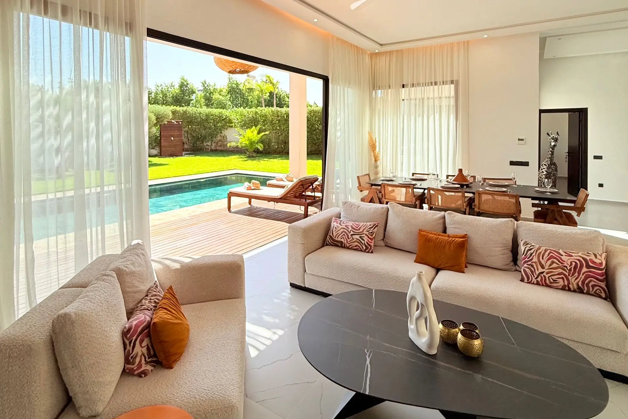Investissement immobilier au Maroc dans une villa moderne avec piscine et jardin